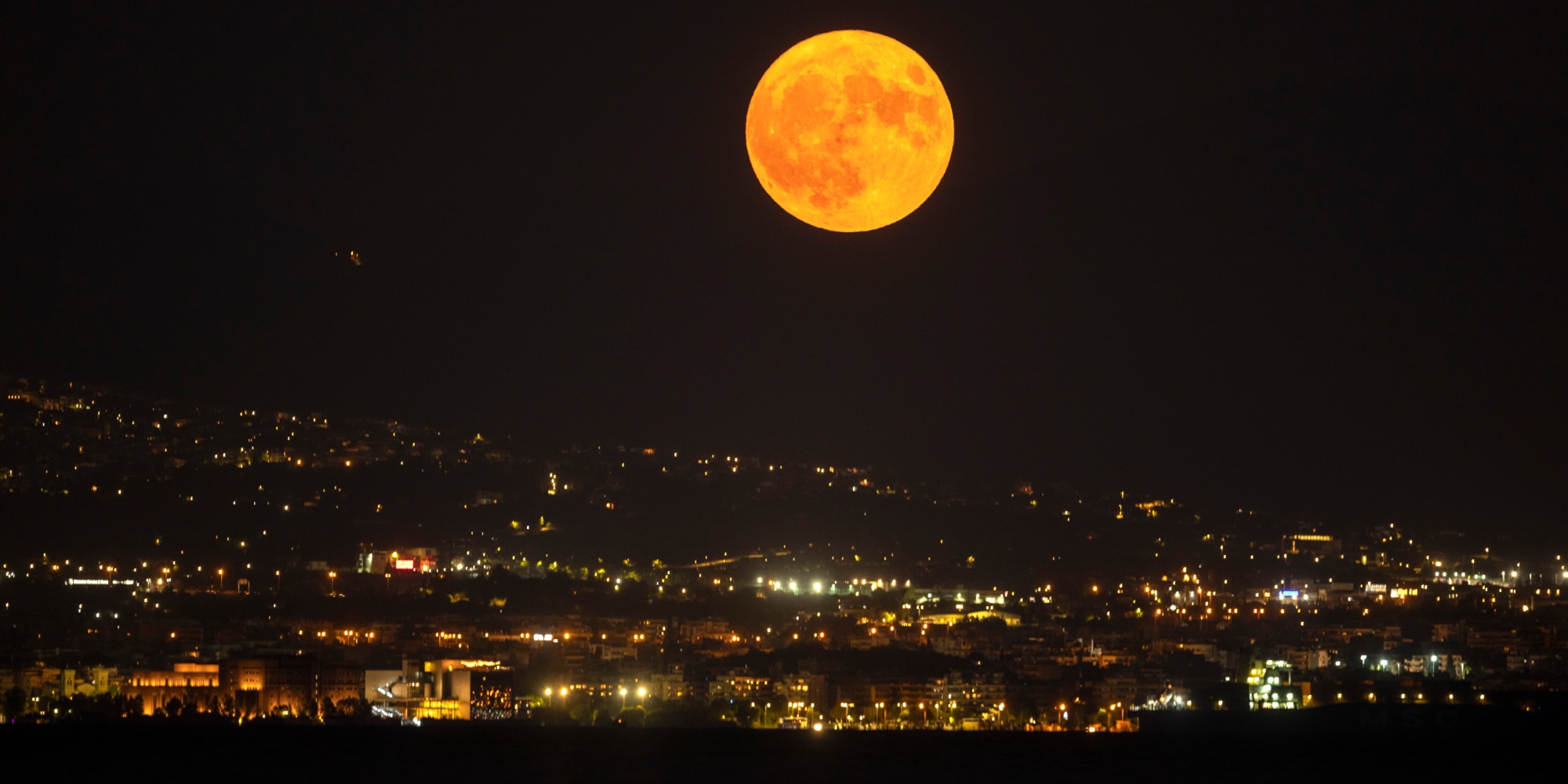 perama yperpanselinos - Πέντε συγκλονιστικά κλικ από την υπερπανσέληνο του Αυγούστου: Από την Ακρόπολη μέχρι το Σούνιο, μάγεψε το «φεγγάρι του οξύρρυγχου»