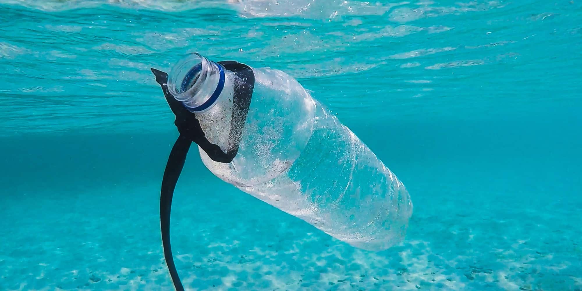 Πλαστικά σκουπίδια στον ωκεανό