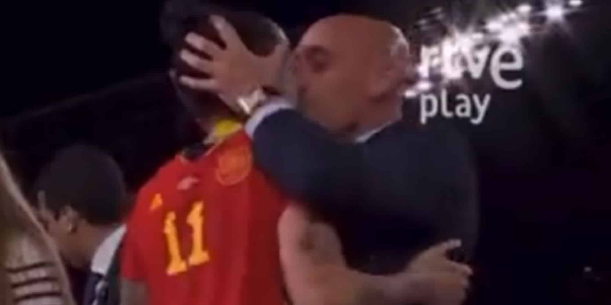 Ο πρόεδρος της ομοσπονδίας της Ισπανίας φίλησε παίκτρια στο στόμα