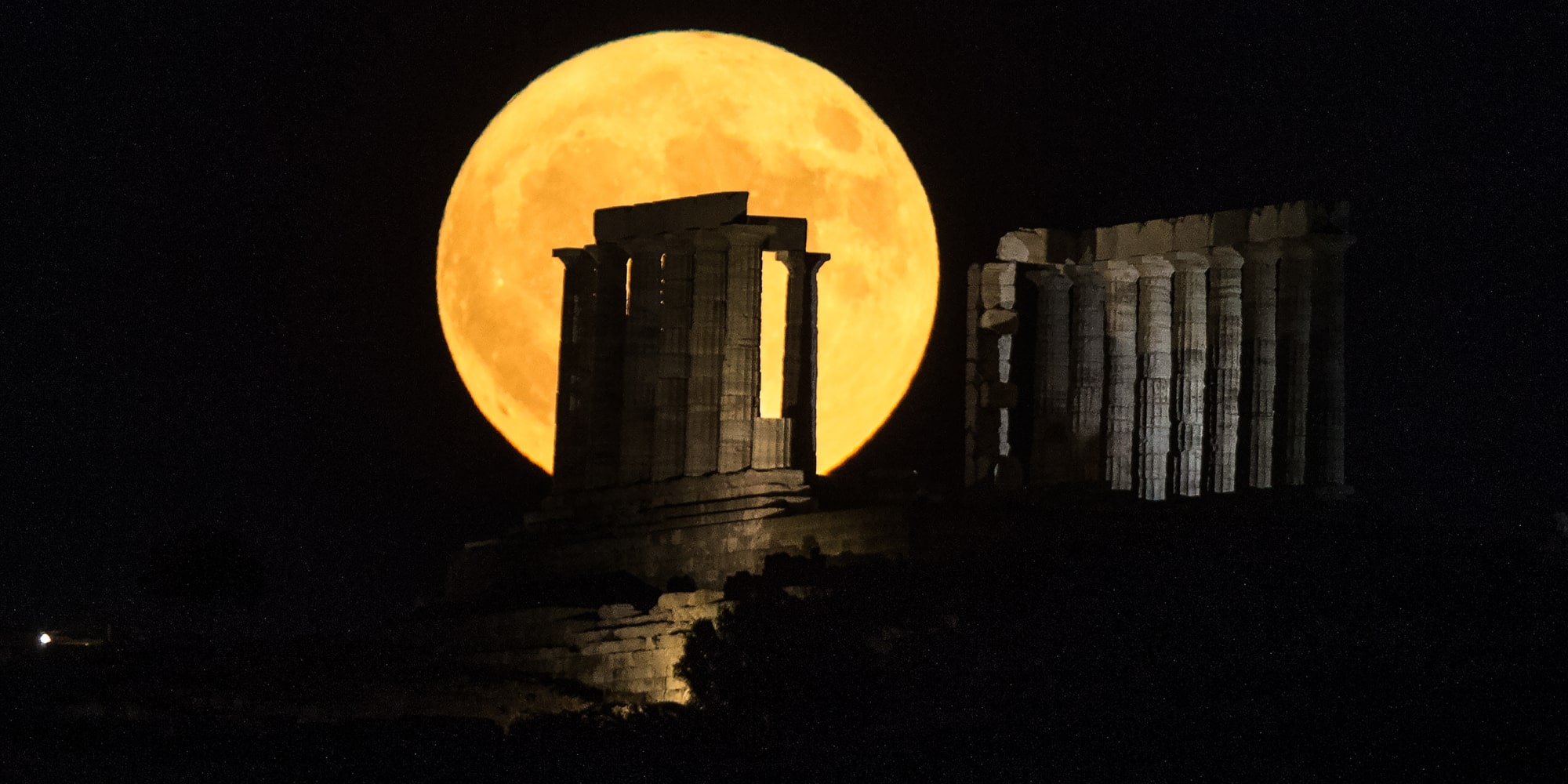 sounio yperpanselinos - Πέντε συγκλονιστικά κλικ από την υπερπανσέληνο του Αυγούστου: Από την Ακρόπολη μέχρι το Σούνιο, μάγεψε το «φεγγάρι του οξύρρυγχου»