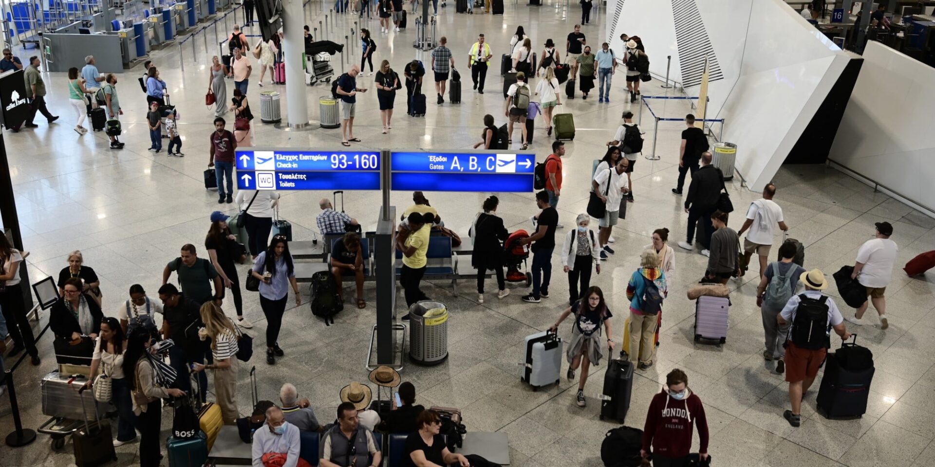 Ταξιδιώτες στο αεροδρόμιο «Ελ. Βενιζέλος» στην Αθήνα