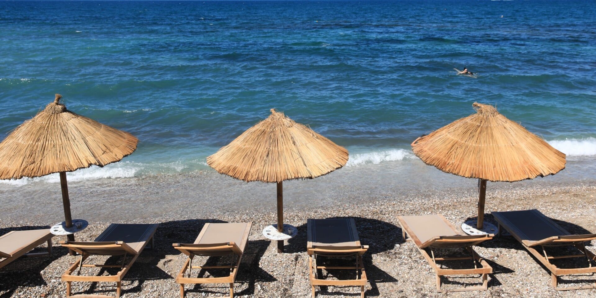 Ξαπλώστρες σε παραλία