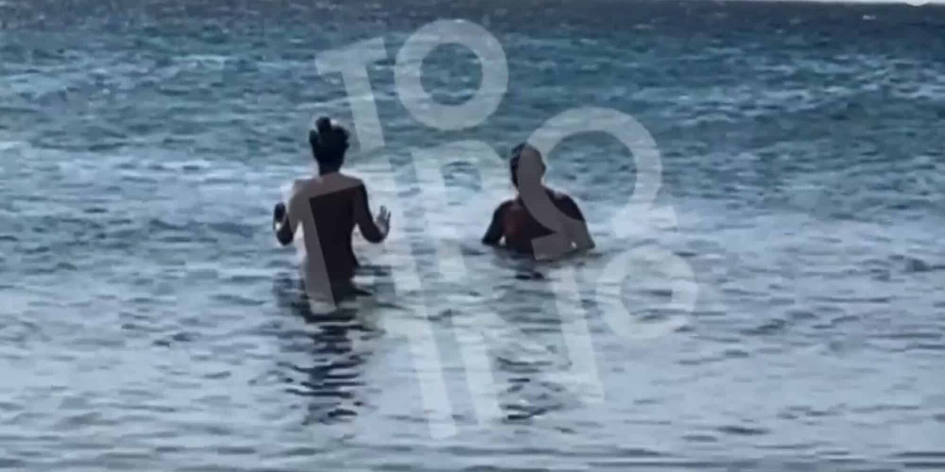 Ο Ντέμης με τη σύντροφό του στην Τήνο