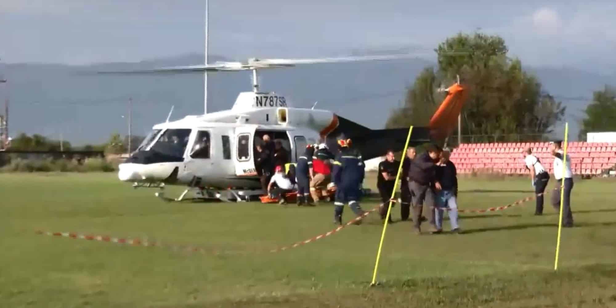 Ελικόπτερο που μεταφέρει κόσμο από τις πλημμυρισμένες περιοχές