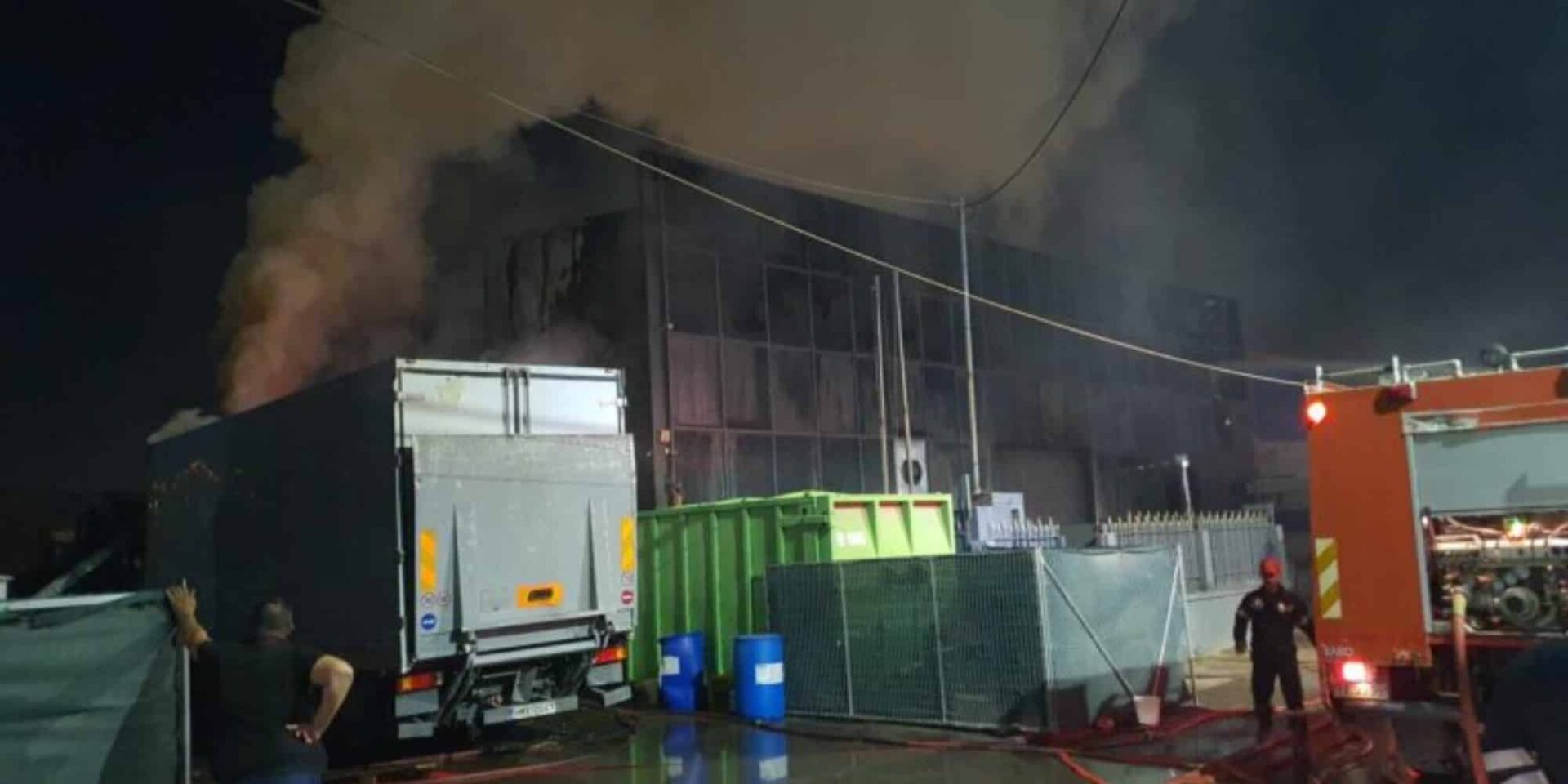 Εικόνα από τη φωτιά στο εργοστάσιο