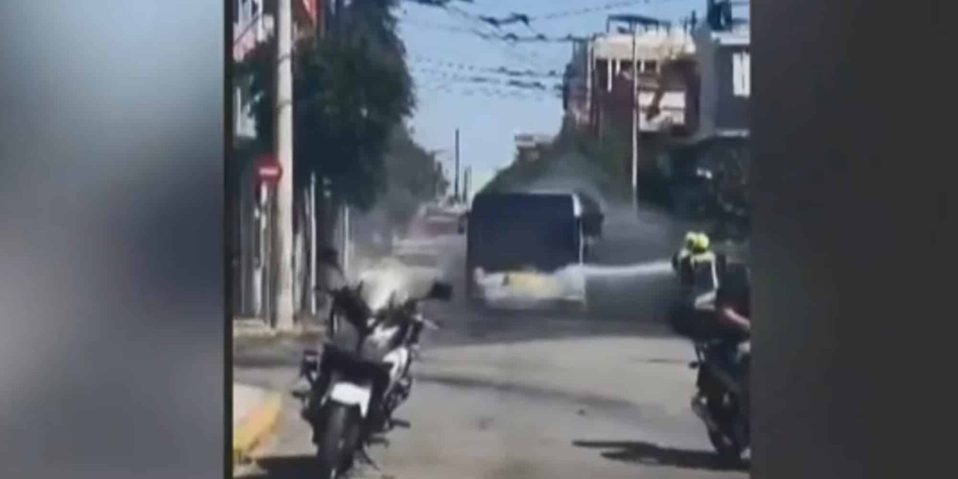 Εικόνα από τη φωτιά στο λεωφορείο
