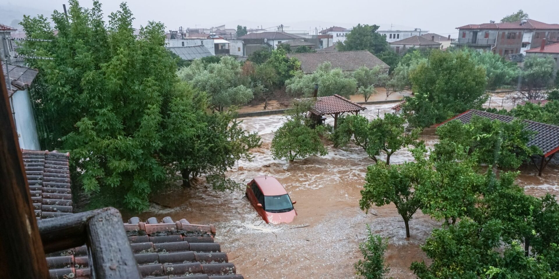 Εικόνα από την κακοκαιρία στον Βόλο
