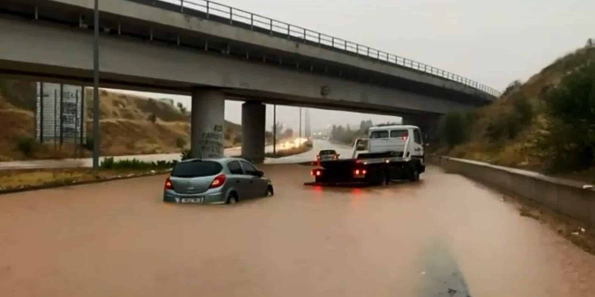 Εγκλωβισμένα αυτοκίνητα στον Βόλο