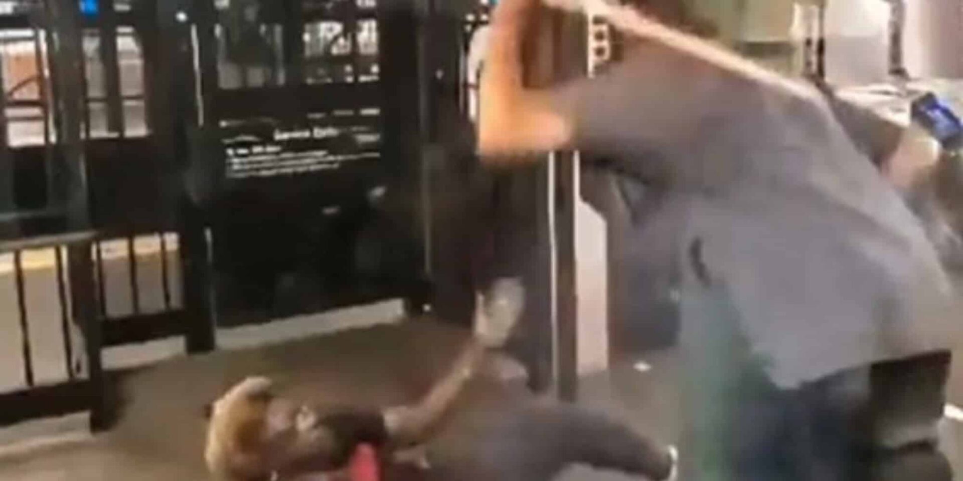 Η στιγμή που η γυναίκα δέχεται επίθεση με μπαστούνι