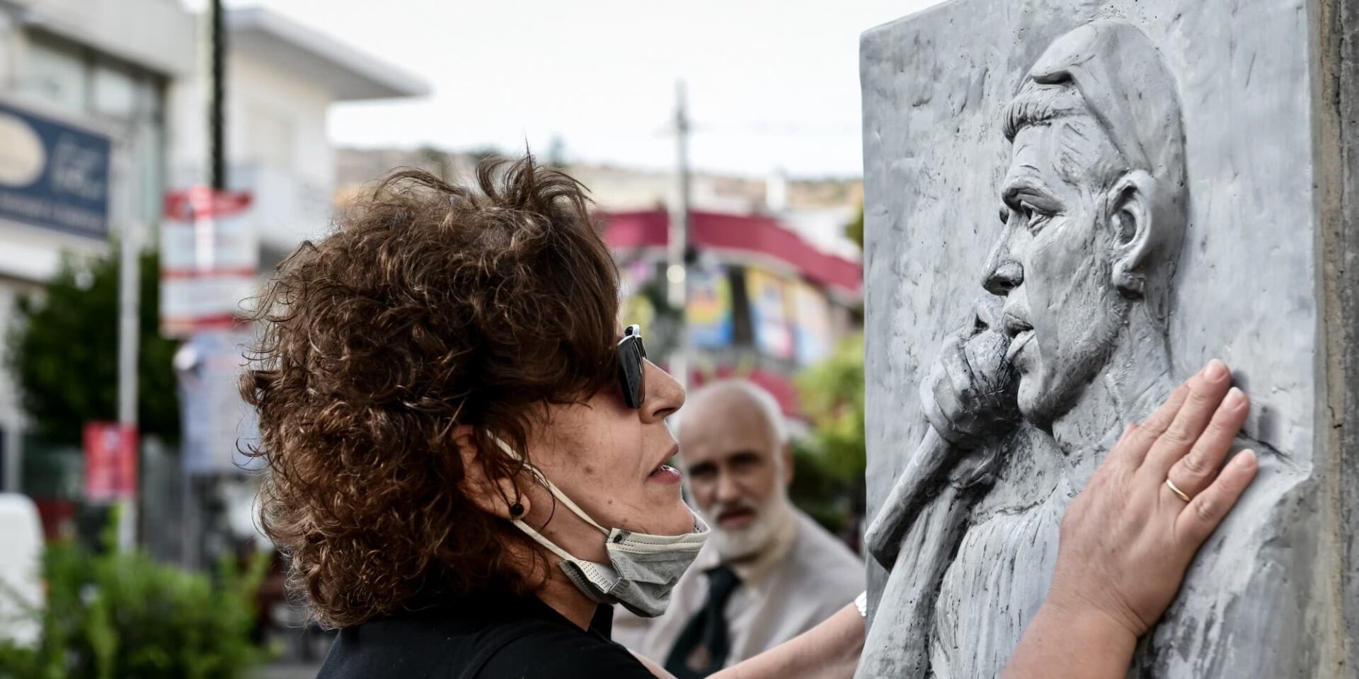 Η Μάγδα Φύσσα στο μνημείο του Παύλου Φύσσα
