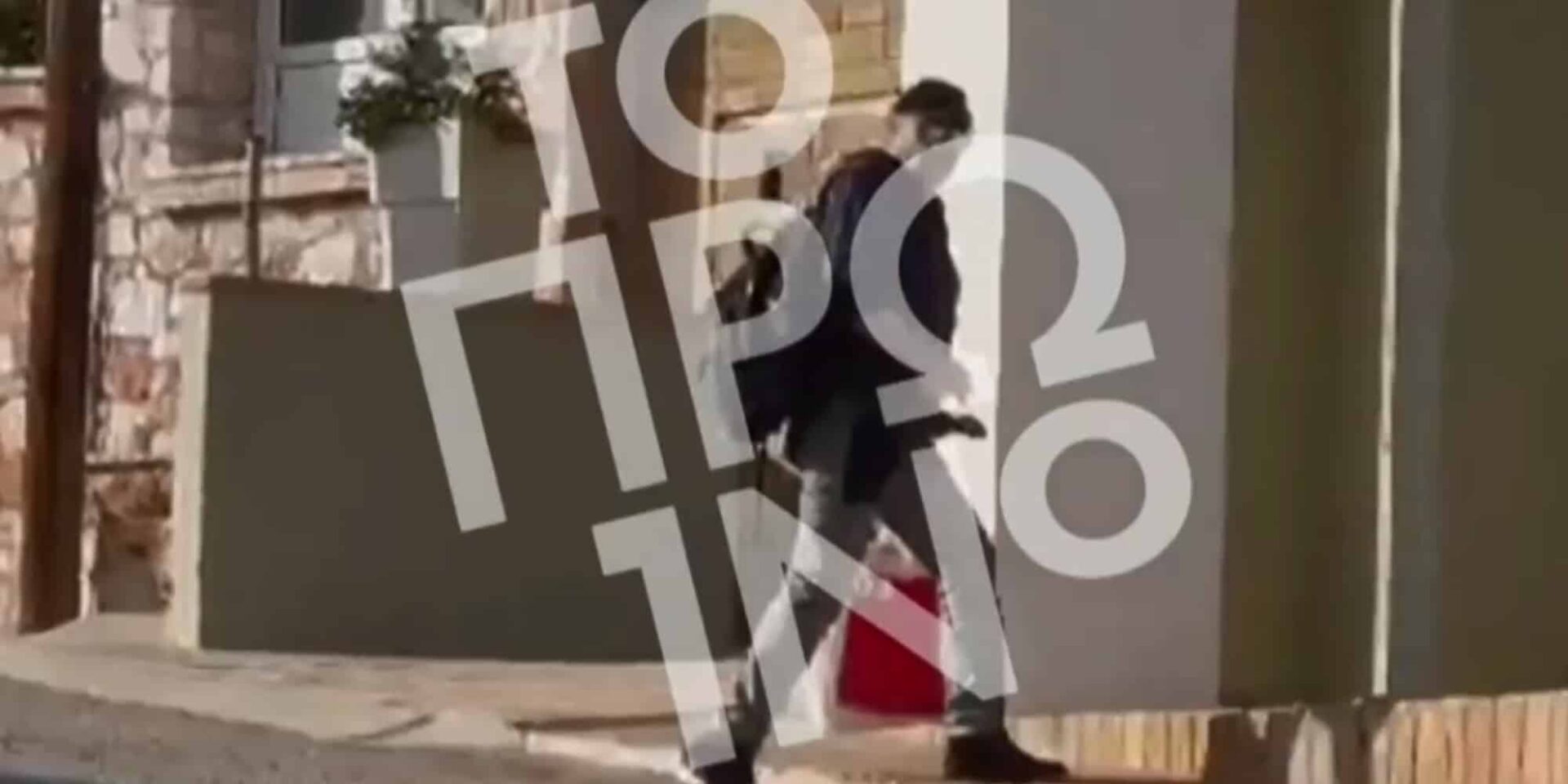 Ο Νότης Σφακιανάκης έξω από το σπίτι του
