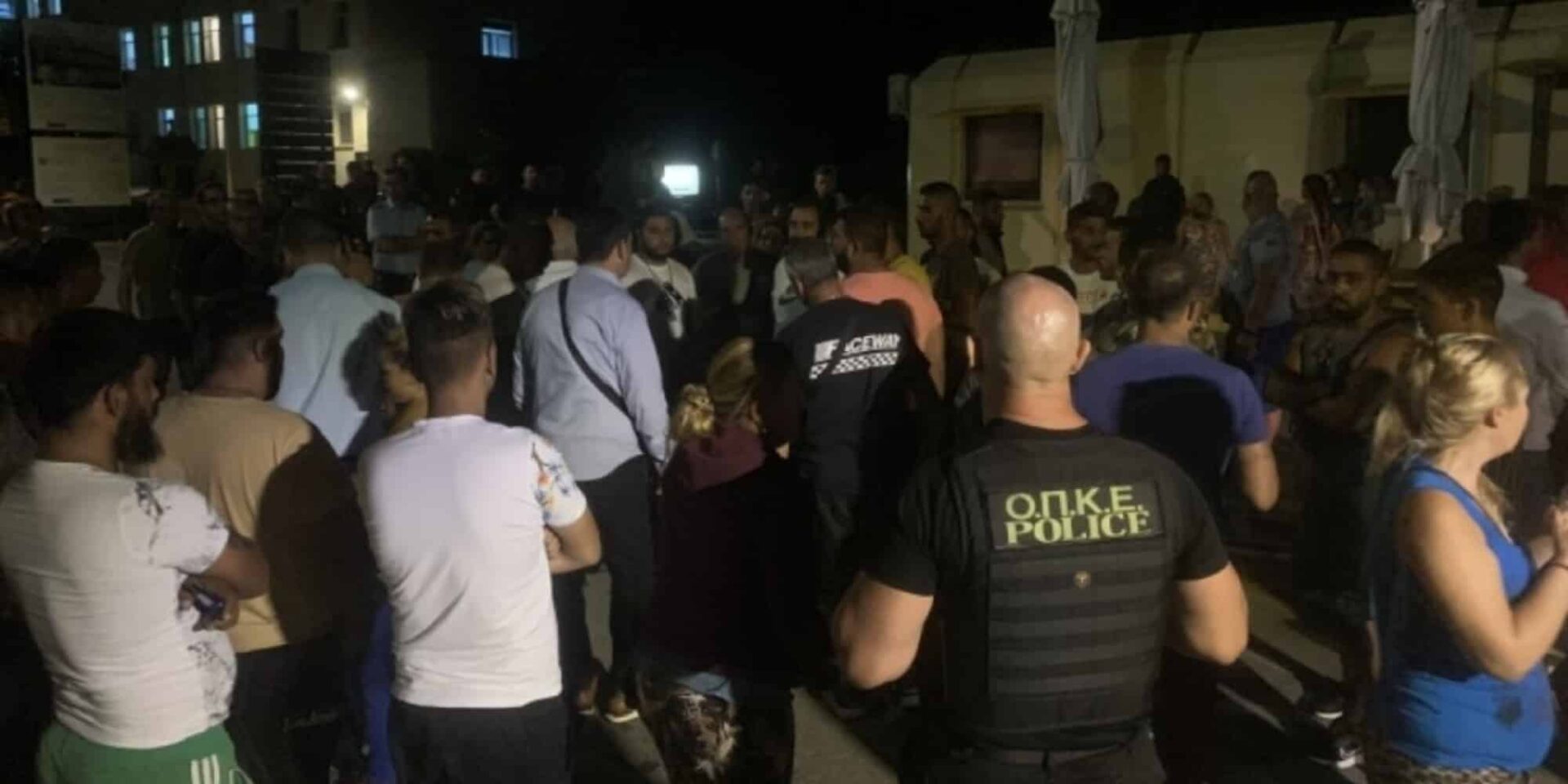 Ρομά έξω από το νοσοκομείο