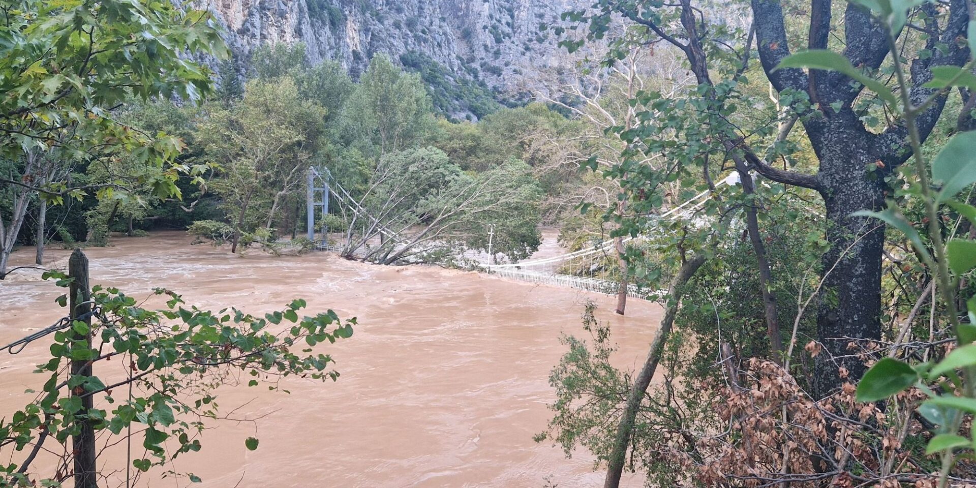 Κρεμαστή γέφυρα στα Τέμπη