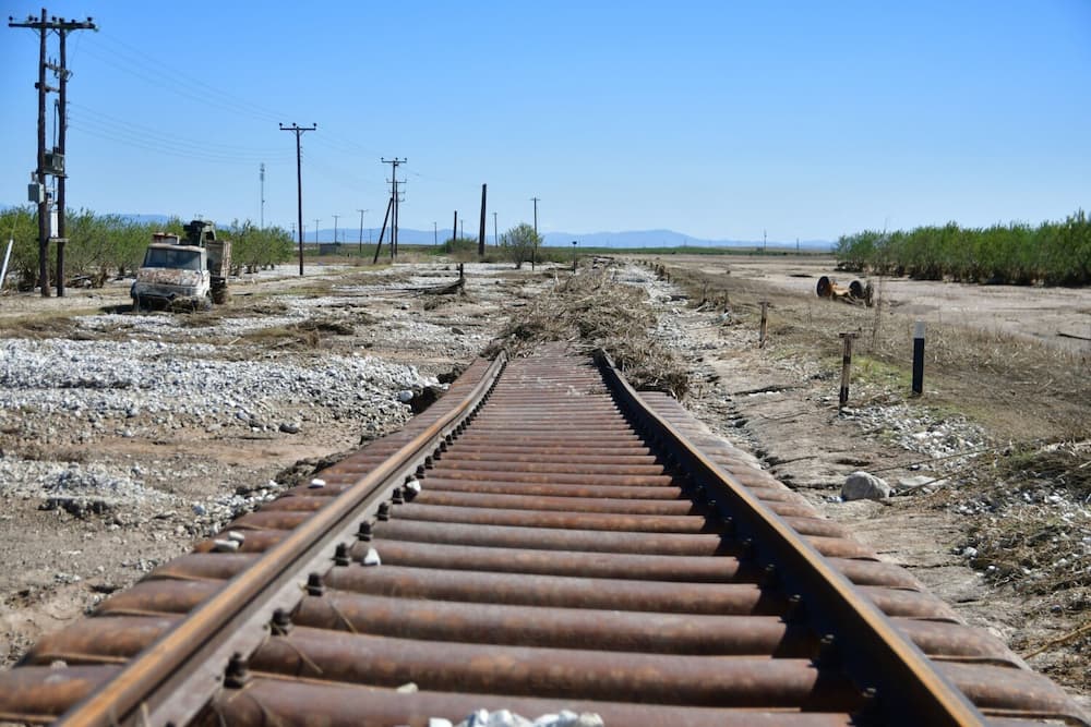 Treno Grammes - Κακοκαιρία «Daniel»: Διαλύθηκε το σιδηροδρομικό δίκτυο Λάρισας-Βόλου - Στον «αέρα» οι γραμμές (εικόνες & βίντεο)