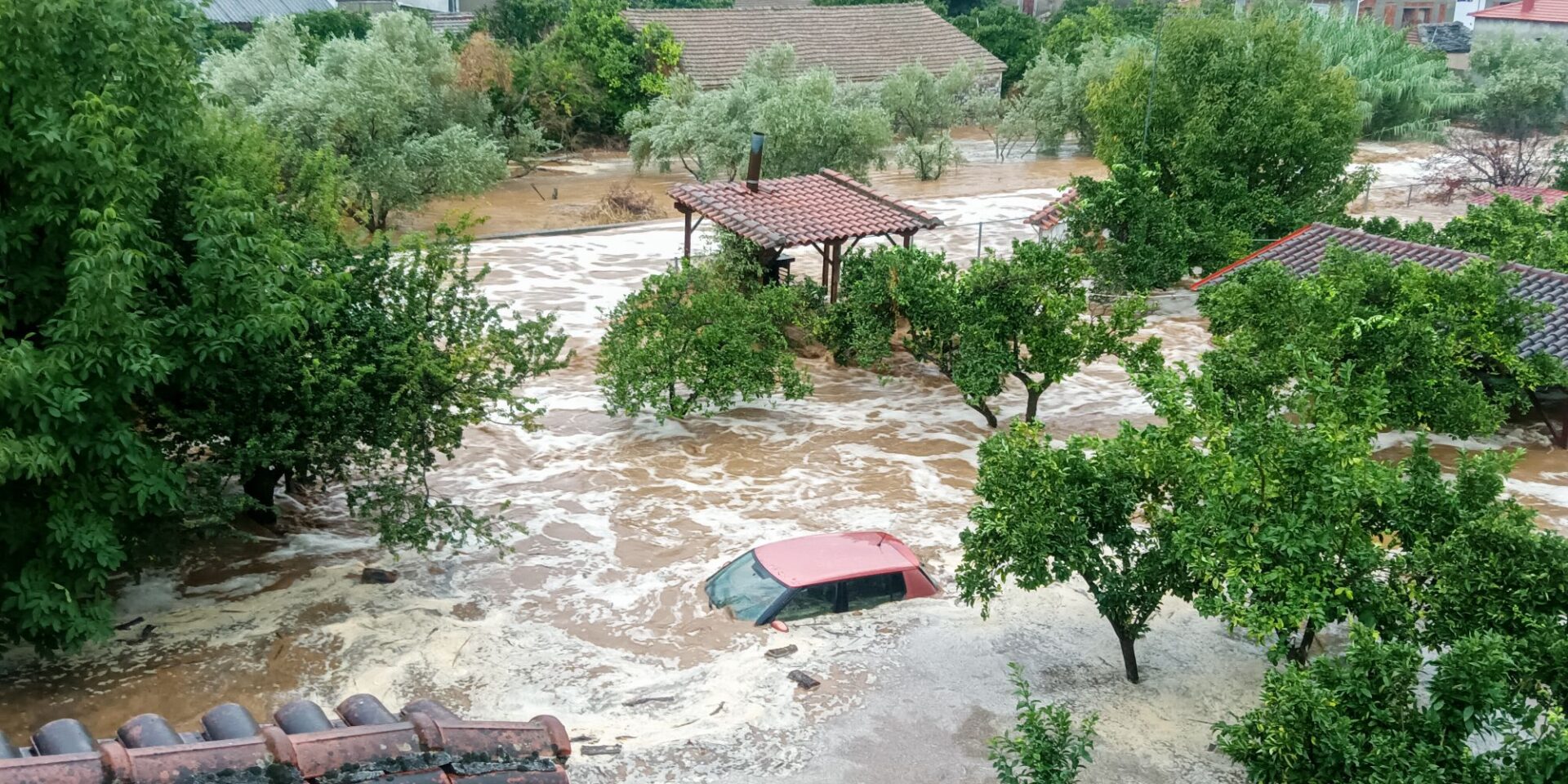 Εικόνα από την κακοκαιρία στον Βόλο