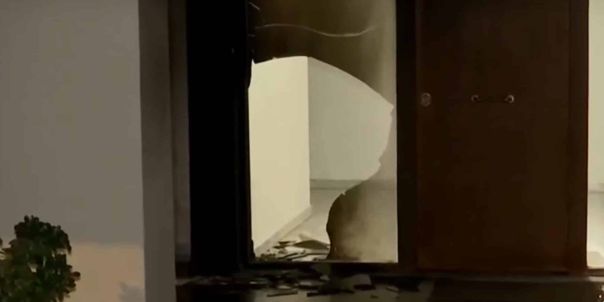 Εικόνα από την είσοδο της πολυκατοικίας