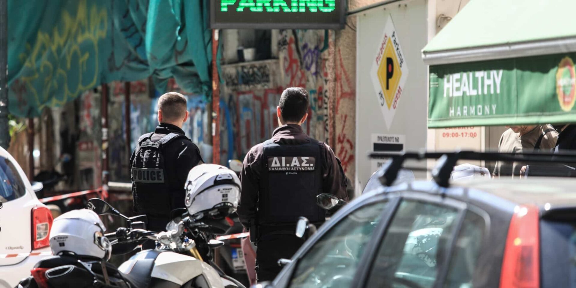 Αστυνομικοί στο σημείο της δολοφονίας στον Πειραιά - Πειραιάς
