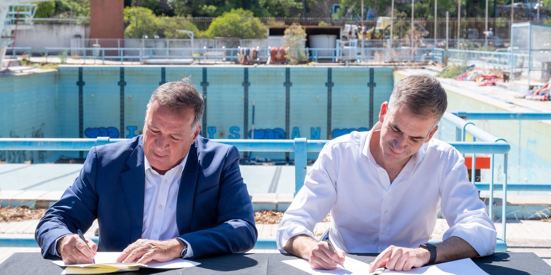 Ο Πρόεδρος της Ελληνικής Ολυμπιακής Επιτροπής Σπύρος Καπράλος, με τον Δήμαρχο Αθηναίων, Κώστα Μπακογιάννη