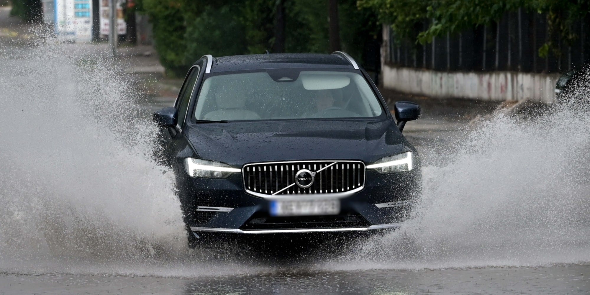 Αυτοκίνητο στη βροχή - οδήγηση