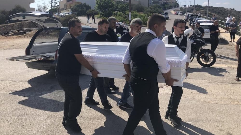 Άγιος Νικόλαος: Το τελευταίο «αντίο» στον Αντώνη που δολοφονήθηκε στο «Blue Ηοrizon» – Κατέρρευσε ο κουνιάδος του (εικόνες)
