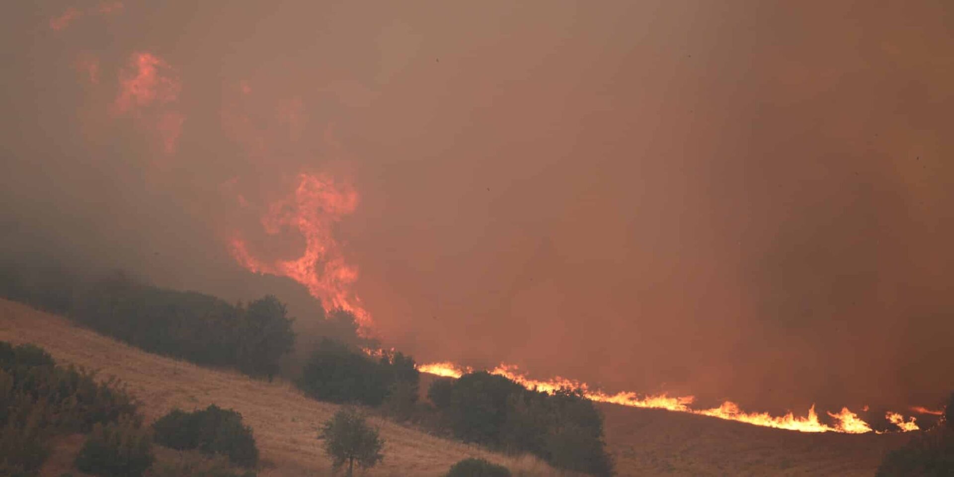 Μαίνεται η μεγάλη φωτιά στον Έβρο