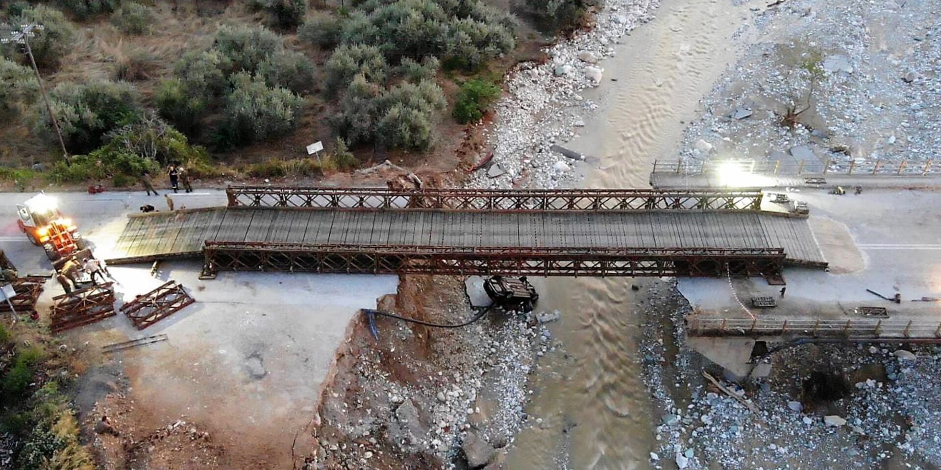 Ο στρατός έφτιαξε γέφυρα στο Πήλιο