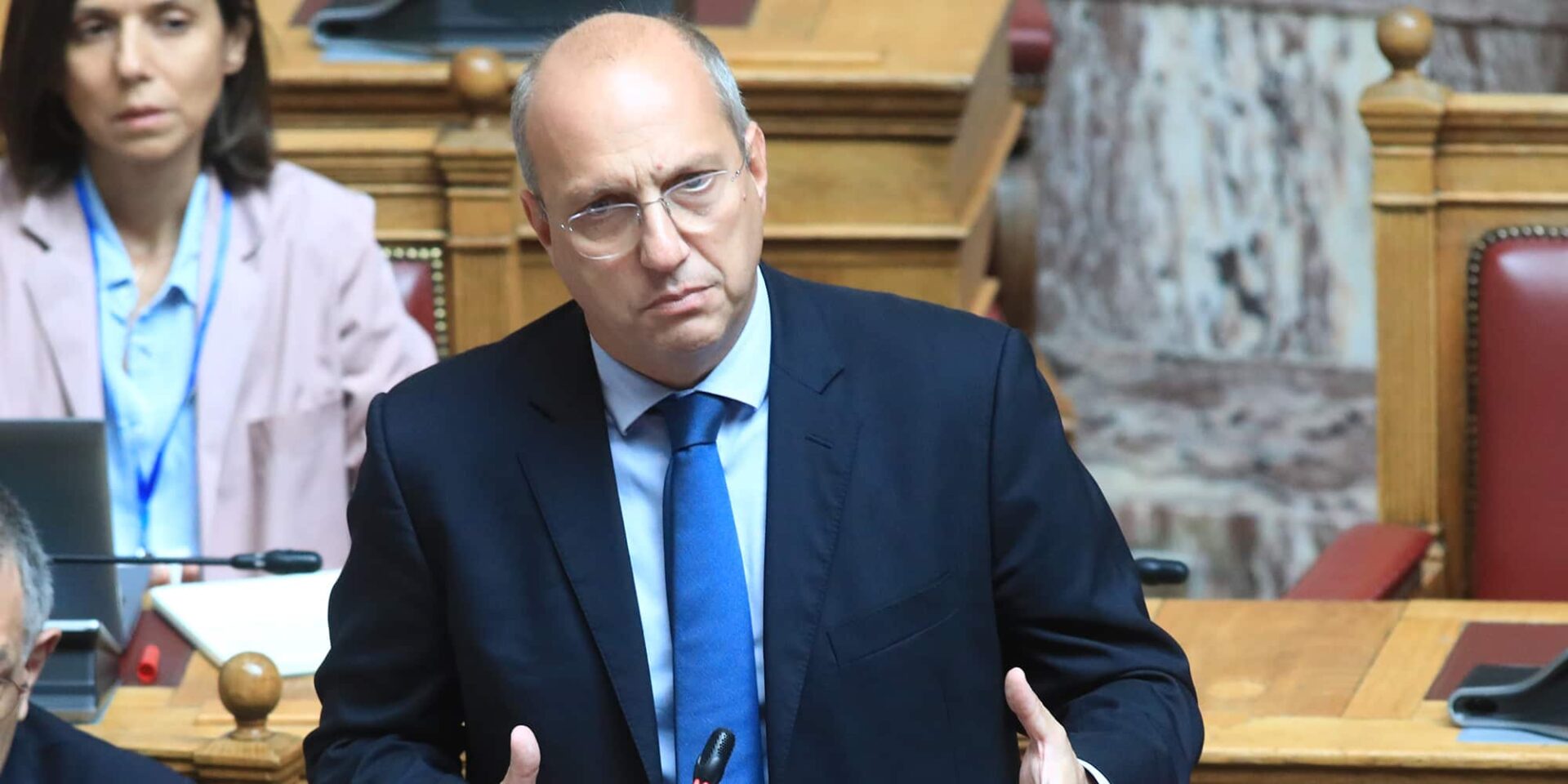 Ο Γιάννης Οικονόμου στη Βουλή