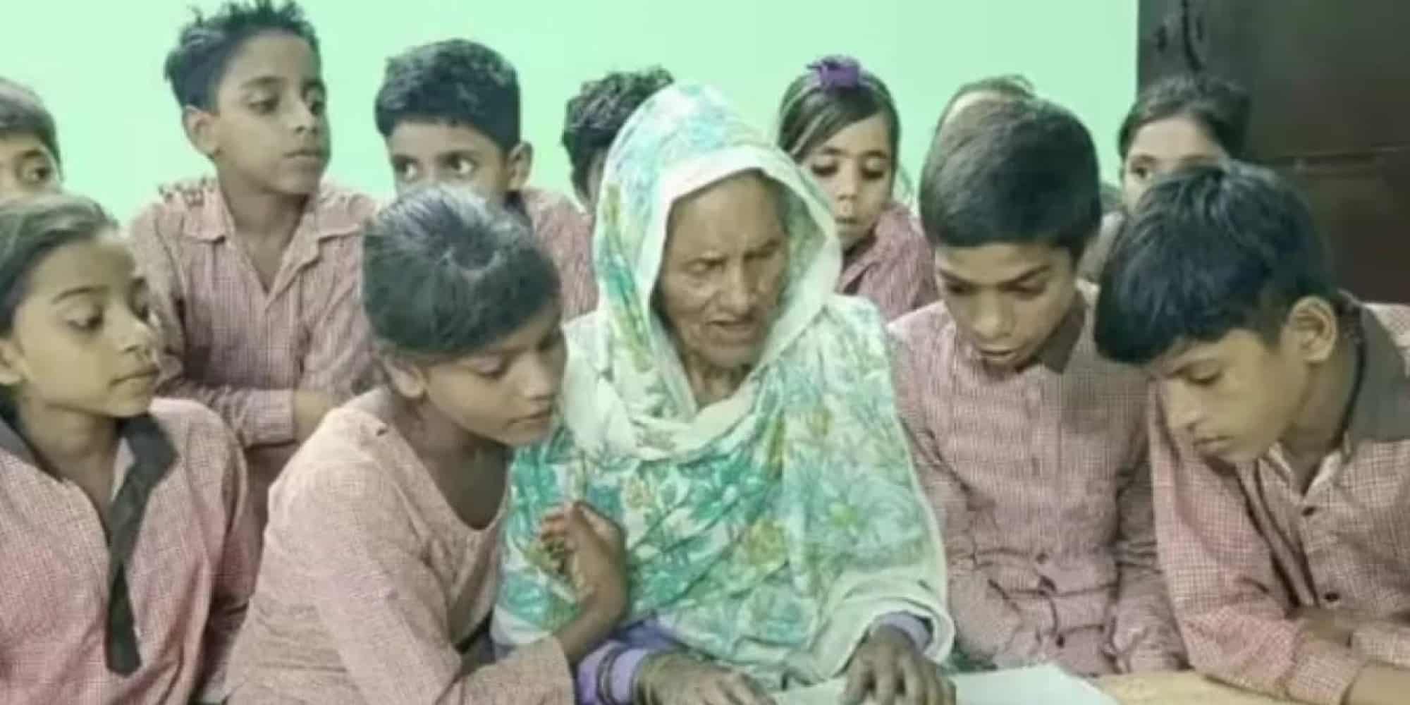 Μια Ινδή, 92 ετών, πήγε για πρώτη φορά σχολείο