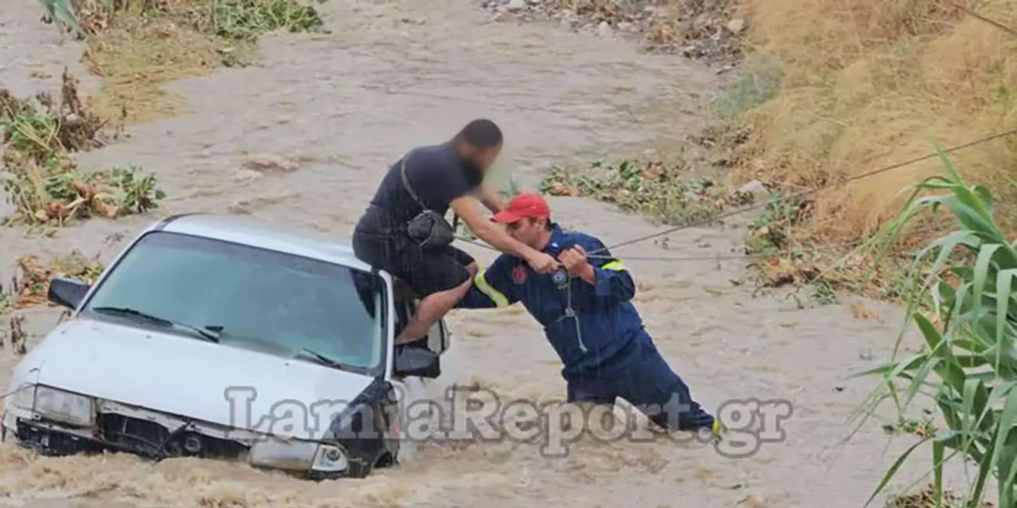 Οδηγός παρασύρθηκε από τα ορμητικά νερά στη Λαμία