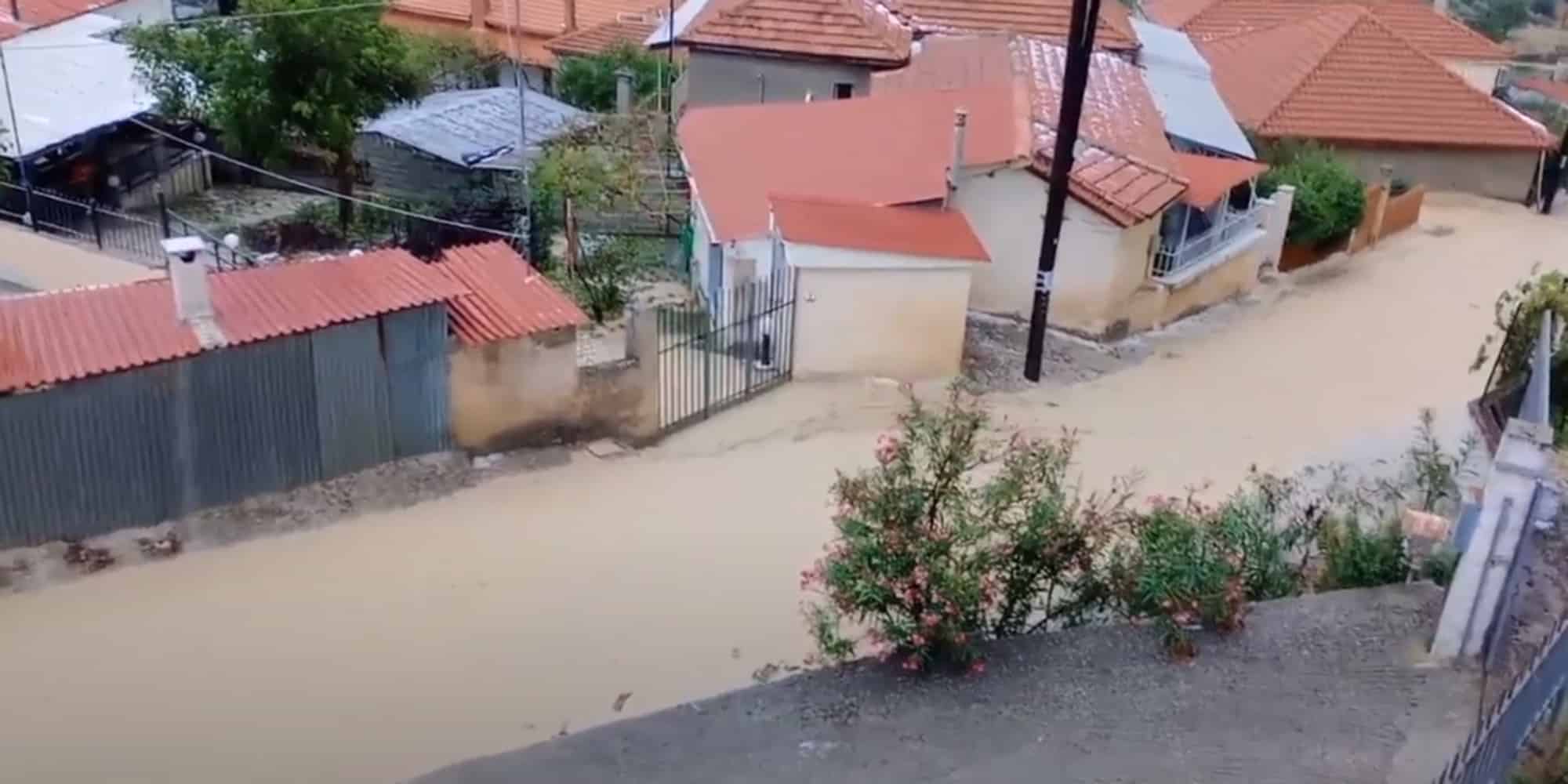 Σε ποτάμια μετατράπηκαν οι δρόμοι στο Κιάτο εξαιτίας της κακοκαιρίας Elias