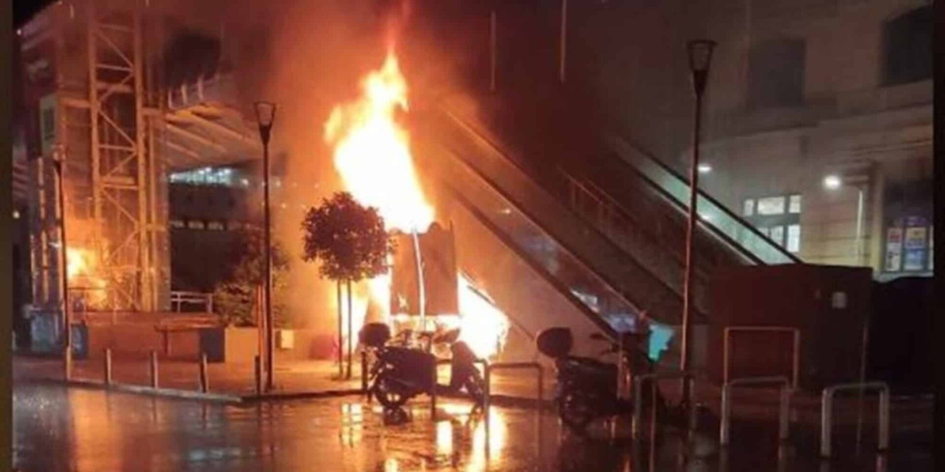 Εικόνα από τη φωτιά στον Πειραιά