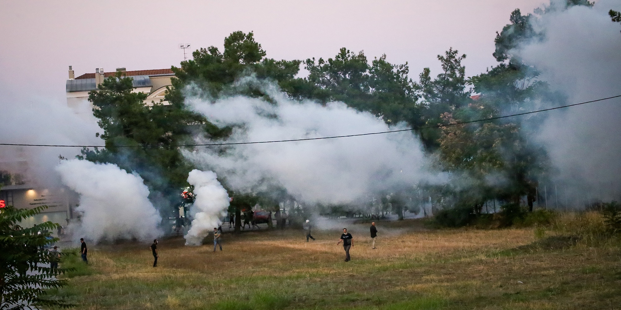 larisa epeisodia - Λάρισα: Έξι αστυνομικοί τραυματίστηκαν στα επεισόδια – Χημικά και πετροπόλεμος (εικόνες)