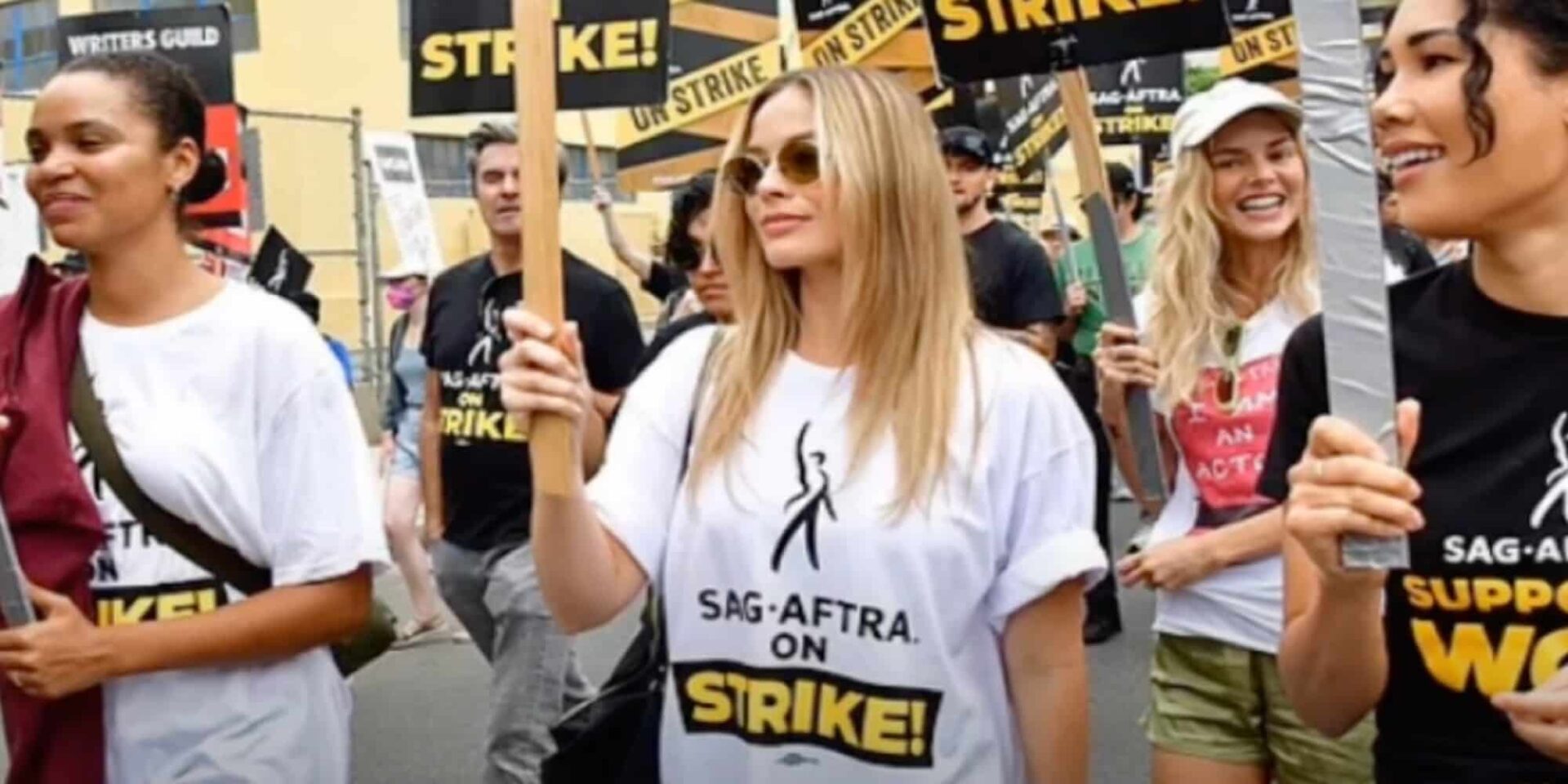 Η Μάργκοτ Ρόμπι κατέβηκε με πλακάτ σε πορεία ηθοποιών στο Χόλιγουντ