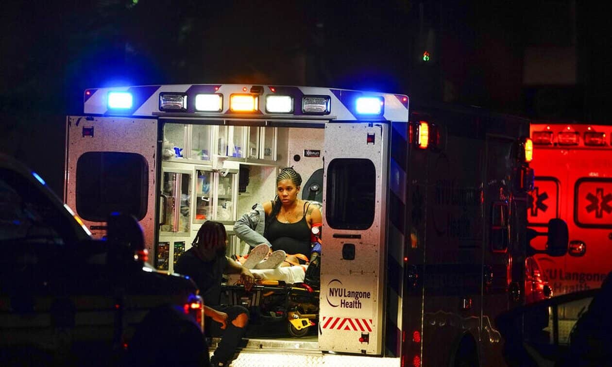 nea yorki nosokomeio 21 9 2023 - Νέα Υόρκη: Λεωφορείο που μετέφερε μουσικό συγκρότημα ανατράπηκε - Ένας νεκρός, πολλοί τραυματίες