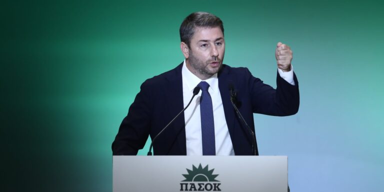 Εκλογές στο ΠΑΣΟΚ: Σαρωτική επικράτηση Ανδρουλάκη σύμφωνα με τα πρώτα αποτελέσματα – Σχεδόν 20 μονάδες η διαφορά με Δούκα!