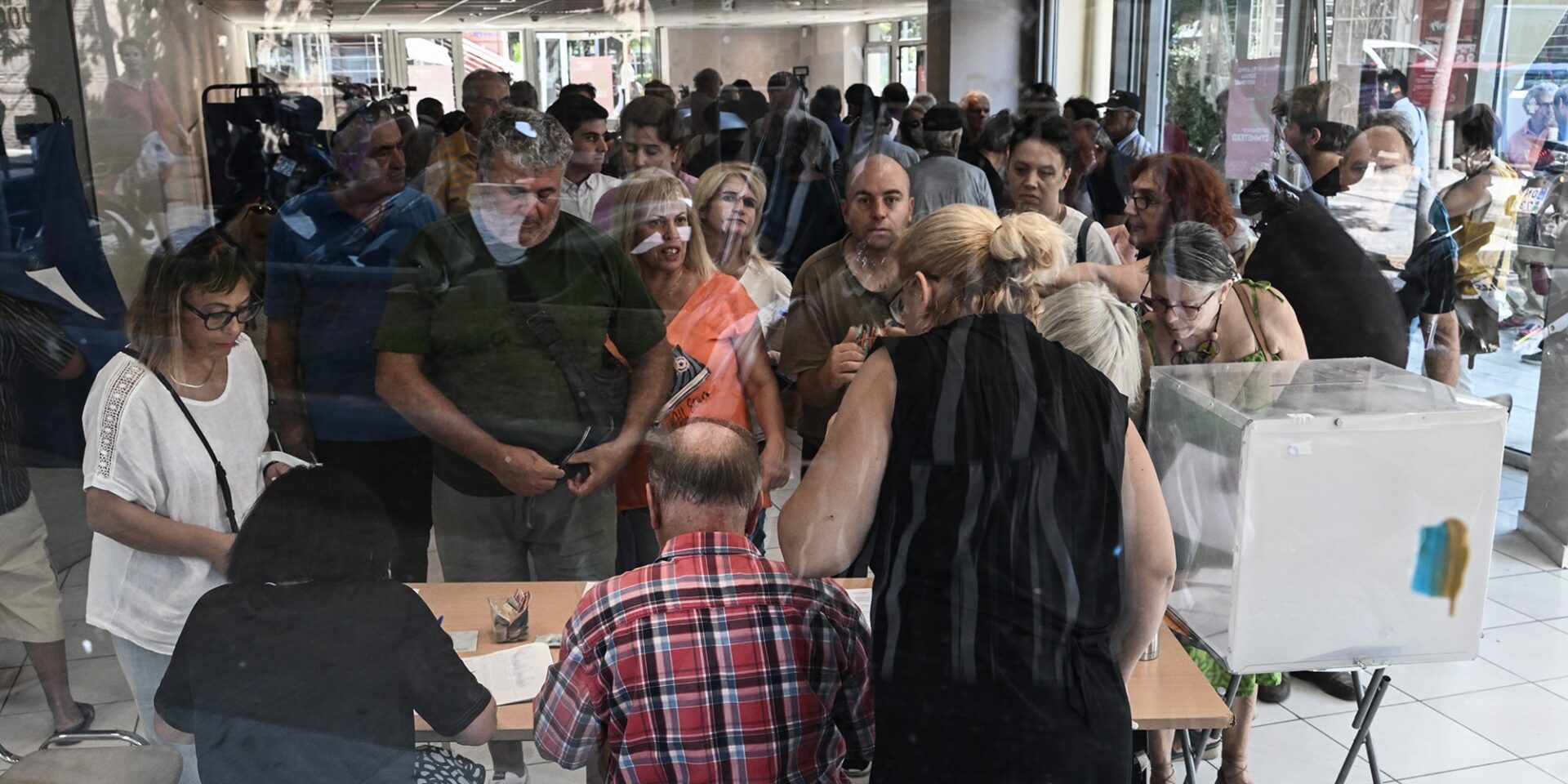 Εικόνα από εκλογικό κέντρο της ψηφοφορίας του ΣΥΡΙΖΑ