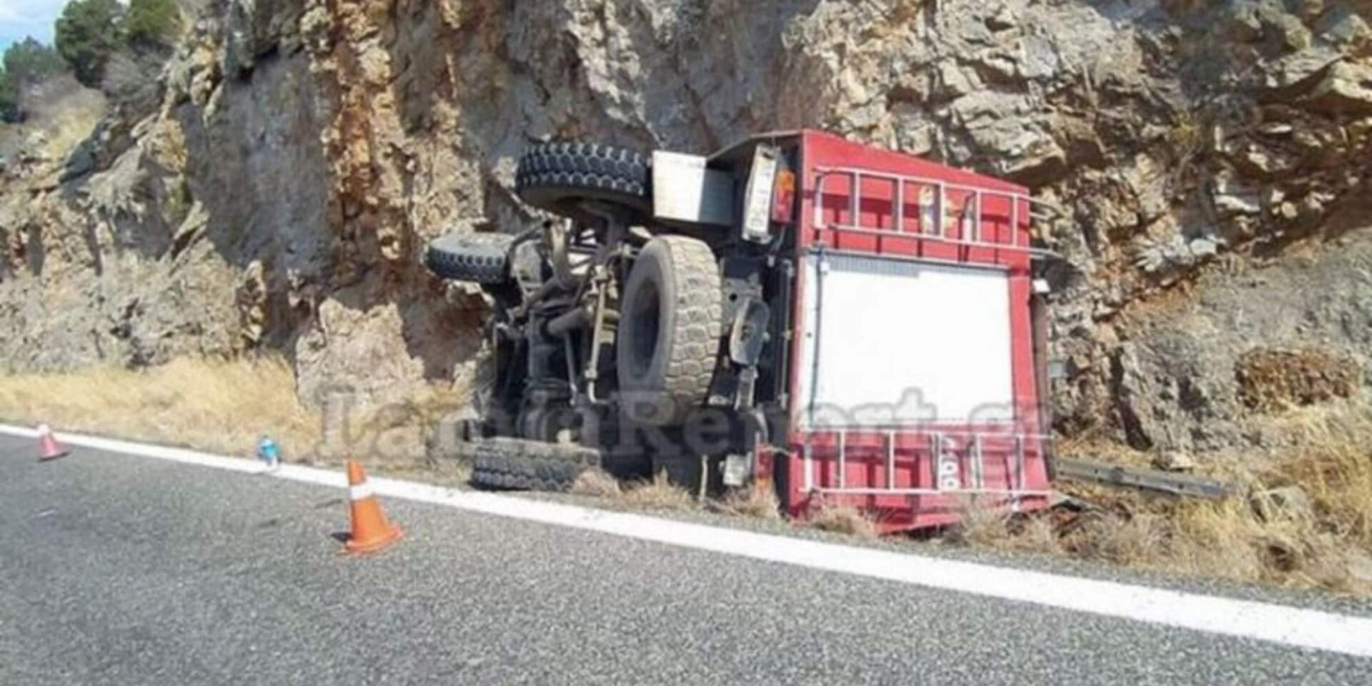 To πυροσβεστικό όχημα που ανετράπη
