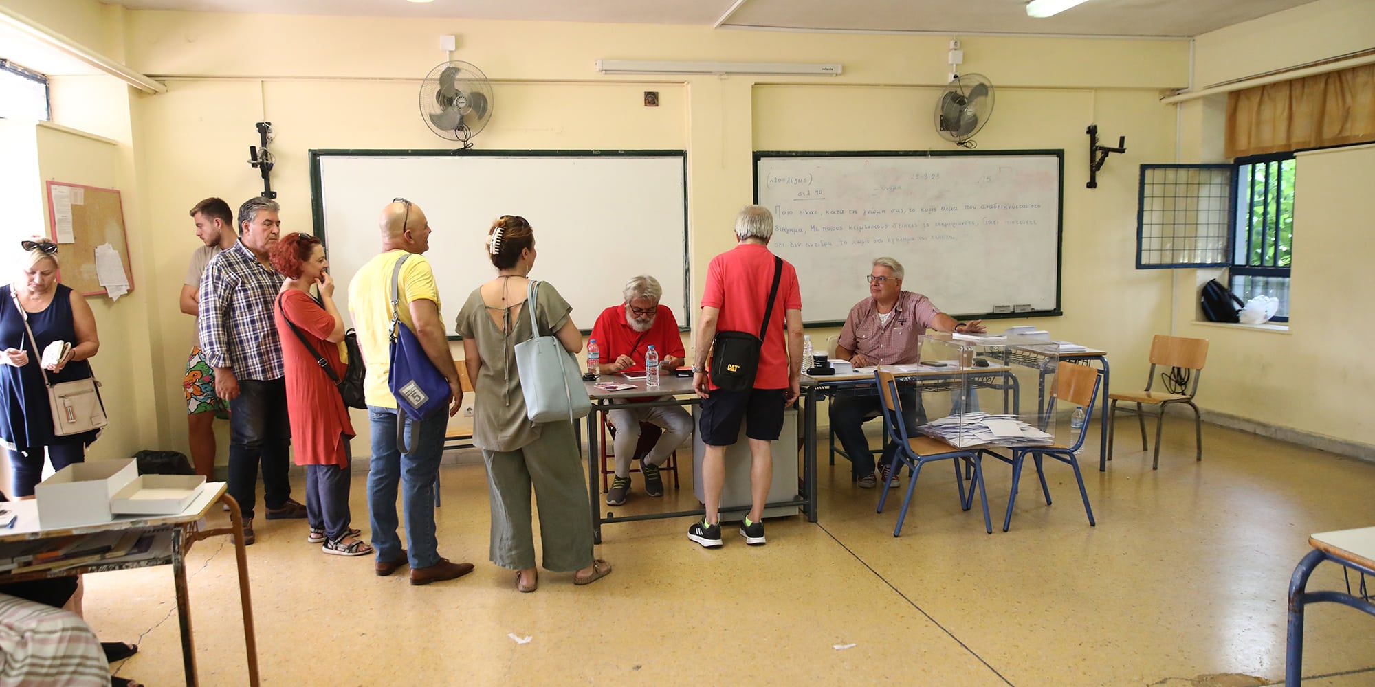 Κόσμος σε εκλογικό κέντρο για τις εκλογές του ΣΥΡΙΖΑ