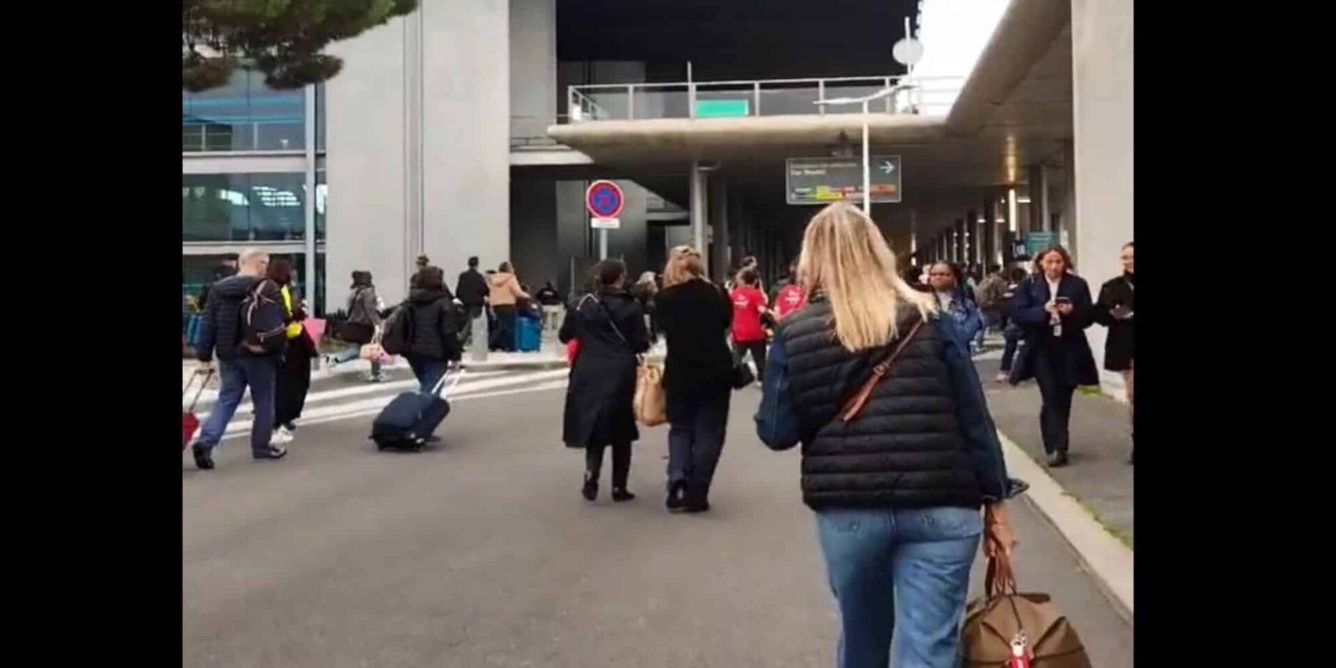 Κόσμος αποχωρεί από αεροδρόμιο στη Γαλλία