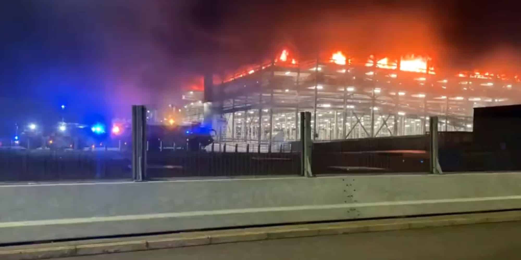 Εικόνα από τη φωτιά στο αεροδρόμιο Λούτον