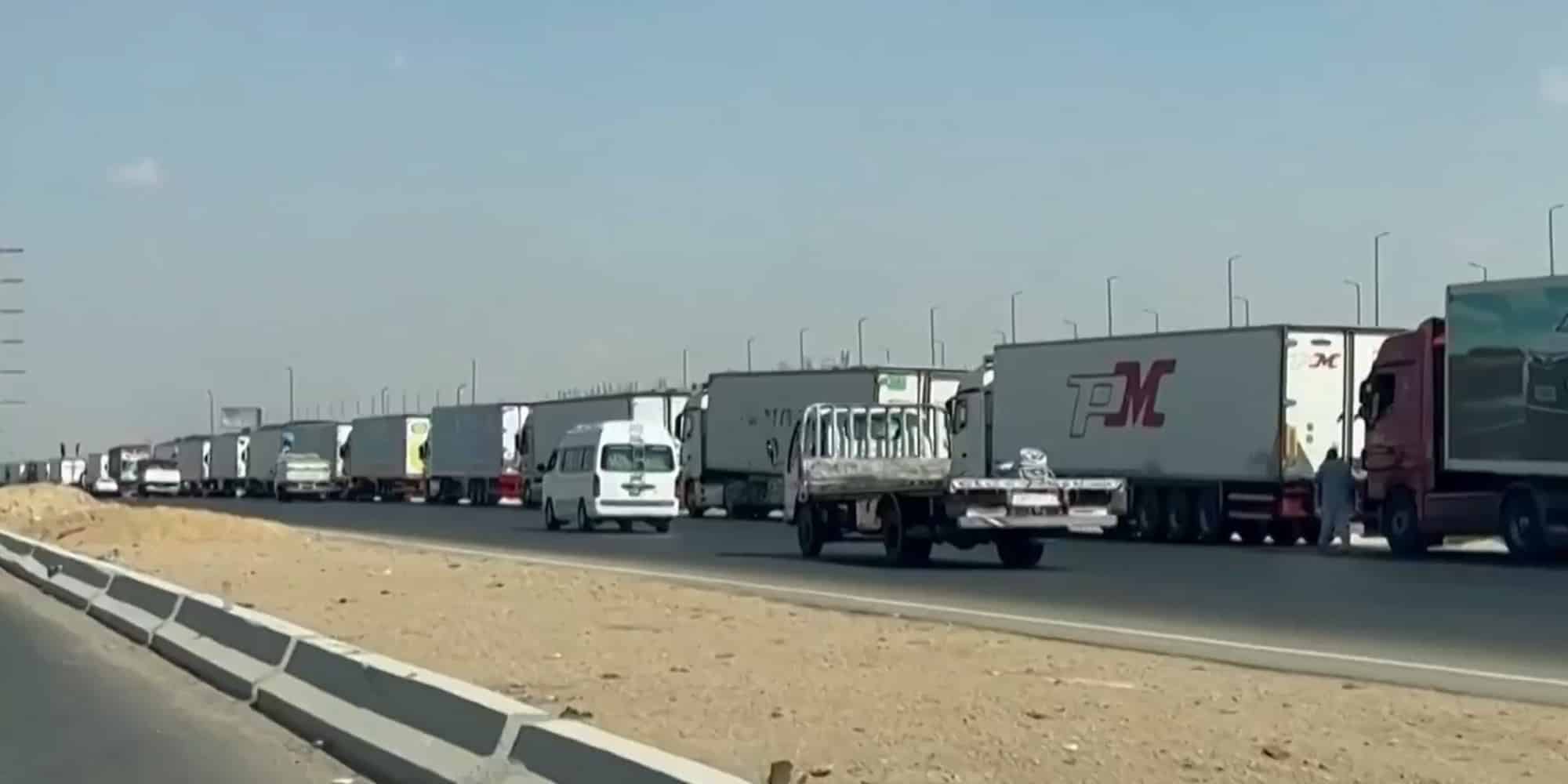 Φορτηγά περιμένουν στη Ράφα