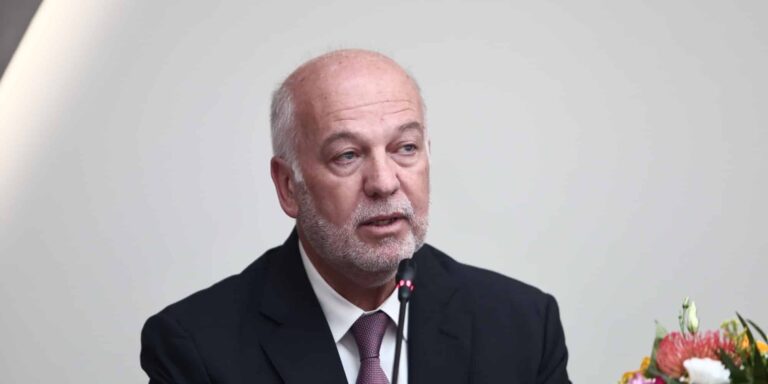 «Βραχιολάκι» ή προσωρινή κράτηση για τους δράστες ενδοοικογενειακής βίας – Όλα τα μέτρα που εξήγγειλε ο Φλωρίδης (βίντεο)