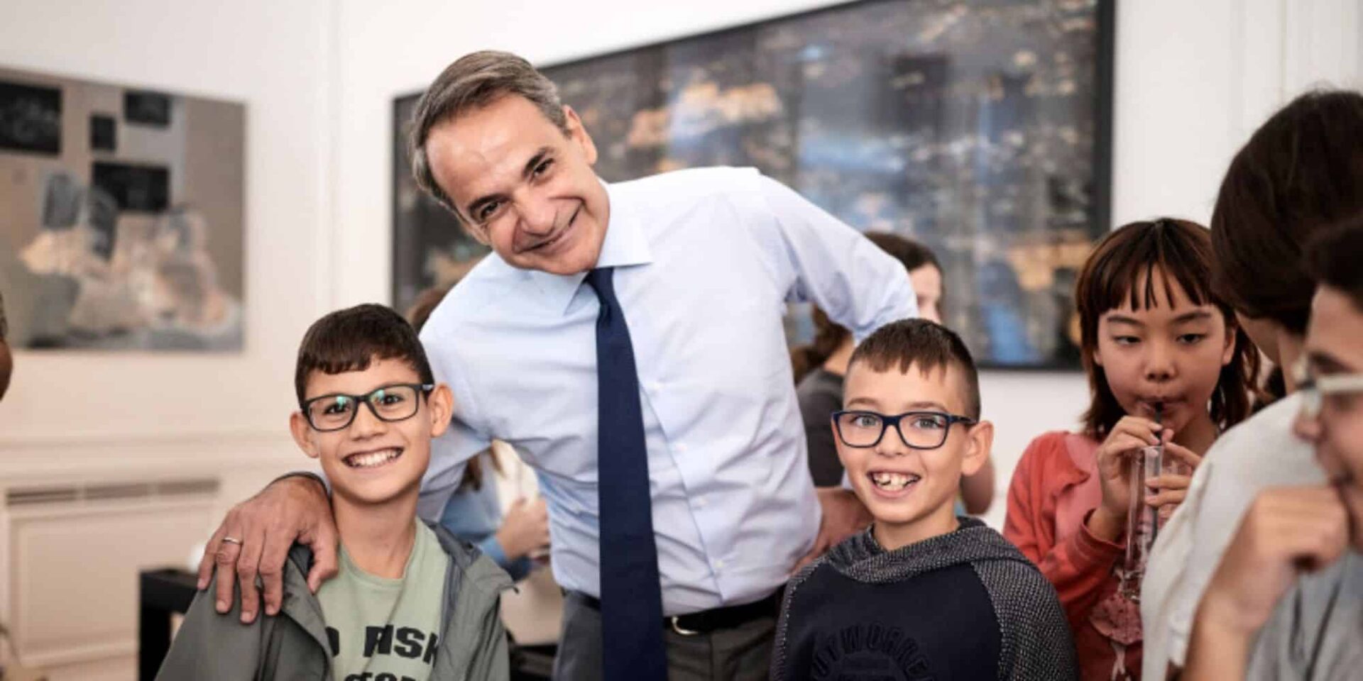 Ο Κυριάκος Μητσοτάκης με μαθητές στο Μέγαρο Μαξίμου