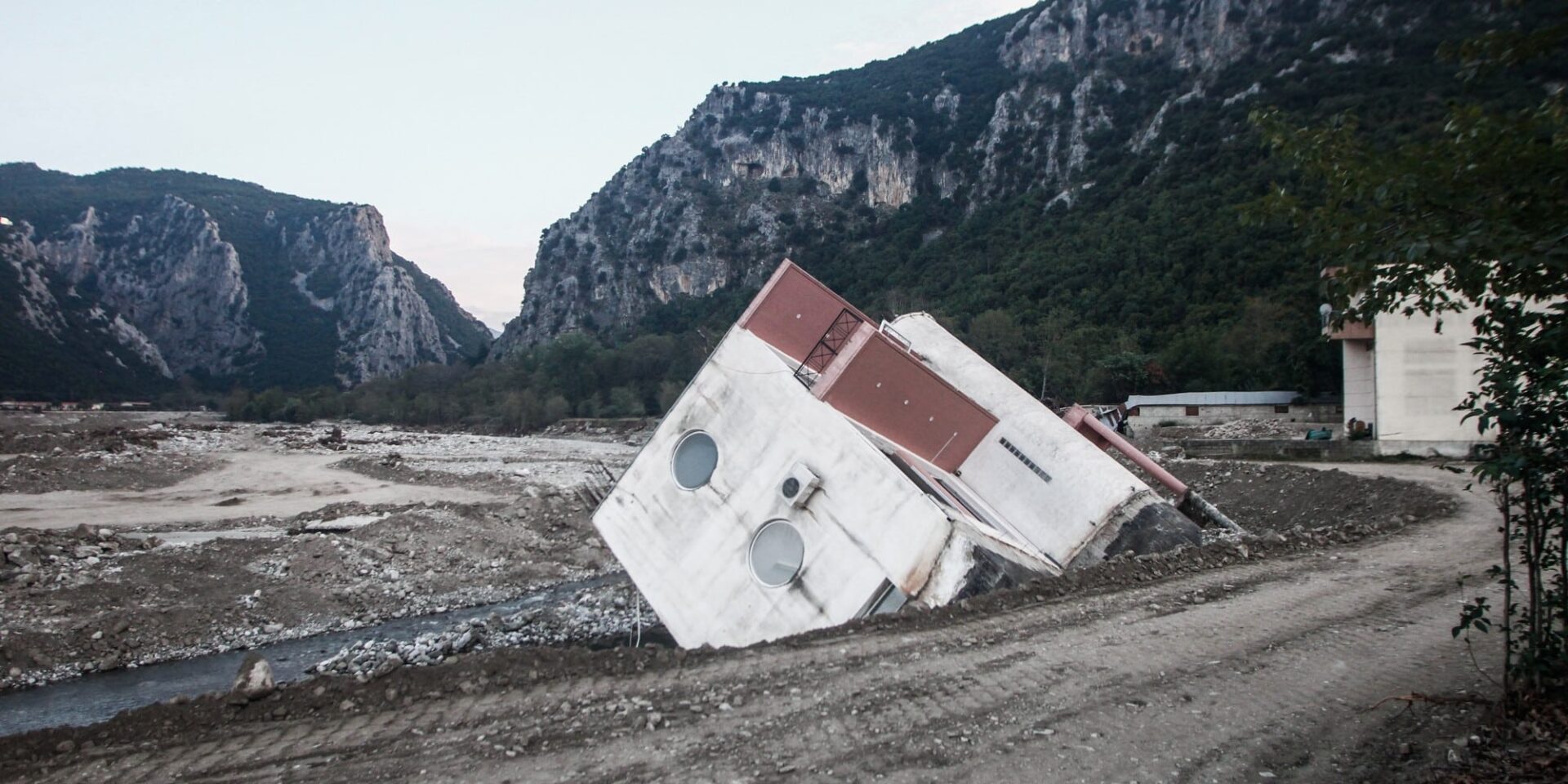 Σπίτι παρασύρθηκε από τις πλημμύρες στο Μουζάκι