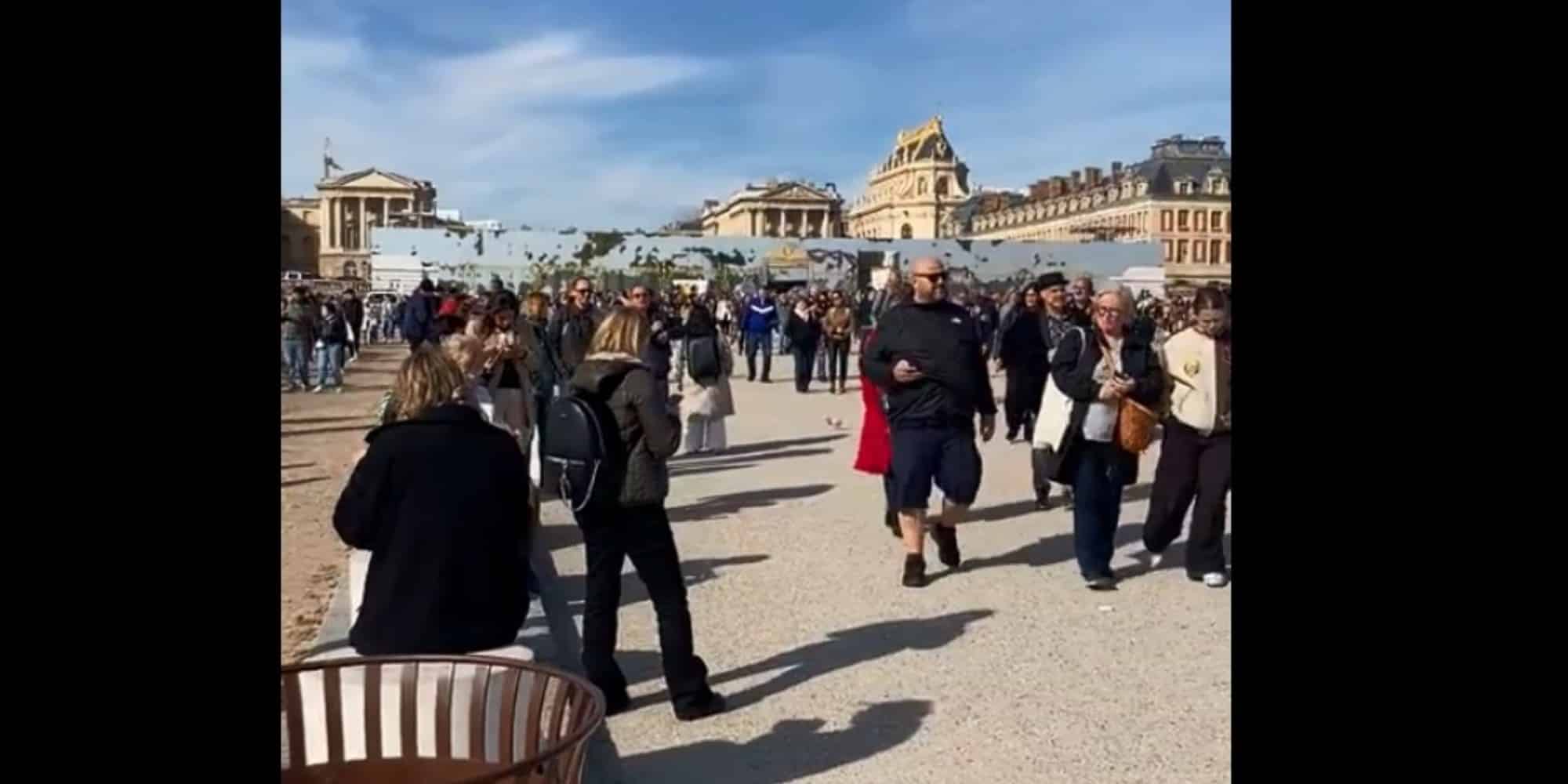 Εκκενώνονται οι Βερσαλλίες στο Παρίσι