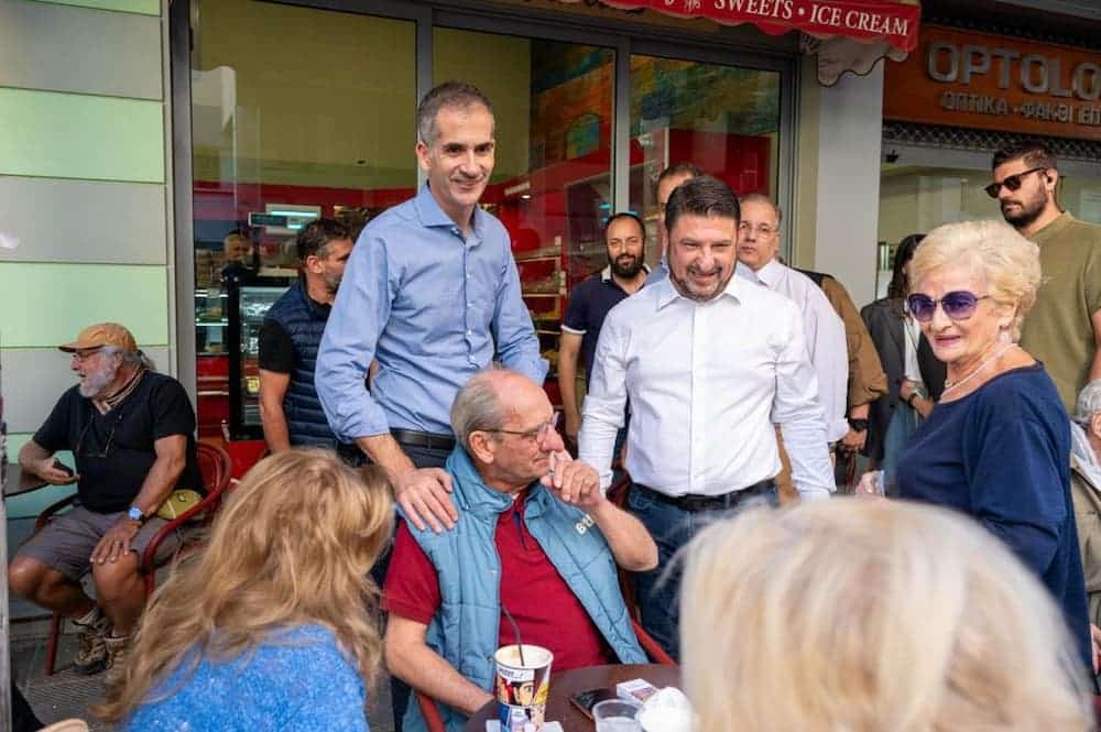 Νίκος Χαρδαλιάς: Βόλτα με τον Κώστα Μπακογιάννη στο Κουκάκι - «Να συνεχίσει την εξαιρετική δουλειά στην Αθήνα» (εικόνες)