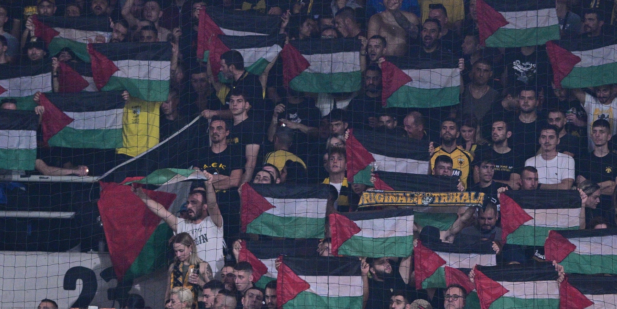Σημαίες της Παλαιστίνης στο ΑΕΚ-ΠΑΟΚ