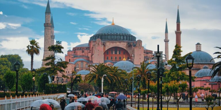 Σπουδαστές της Σχολής Ικάρων άνοιξαν ελληνικές σημαίες στην «Αγιά Σοφιά» – Τους συνέλαβαν οι Τούρκοι!