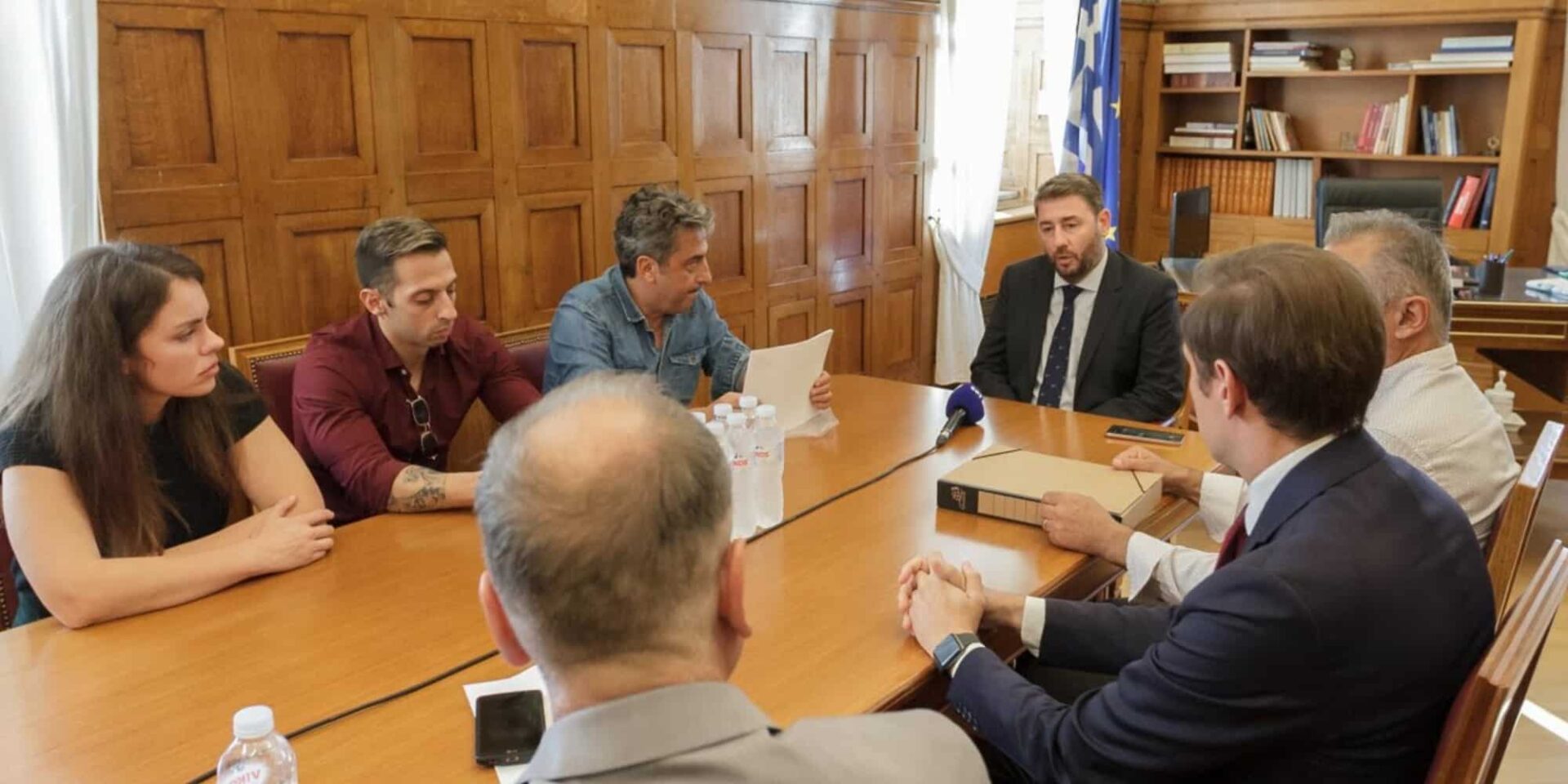 Ο Ανδρουλάκης συναντήθηκε με συγγενείς θυμάτων της τραγωδίας στα Τέμπη