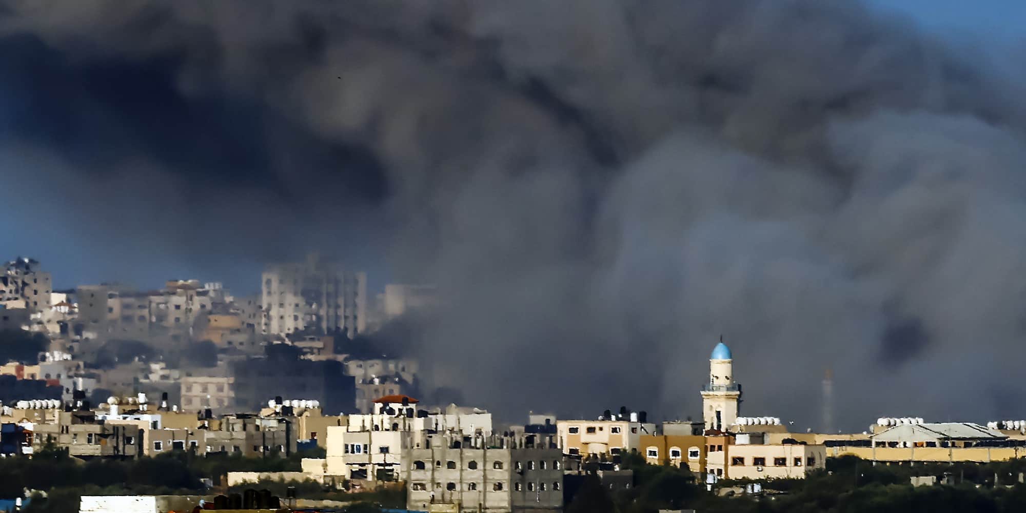 Καπνοί φαίνονται από τη Γάζα